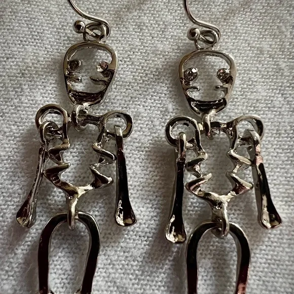 ‼️BOGO SALE‼️💀👻🎃 SHEIN Halloween Spooky Silver Dangly Skeleton Earrings - Picture 5 of 6
